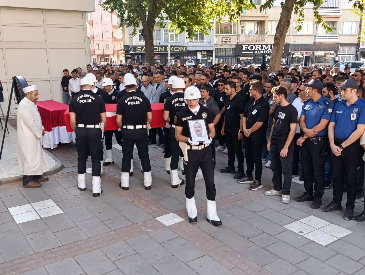 Konya’da hayatını kaybeden polis memuru son yolculuğa uğurlandı 7